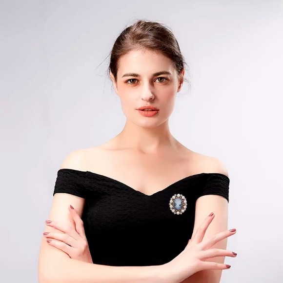 🎀Brand New Golden Era Brooch Comes In Gift Box 🎁 - Picture 1 of 6